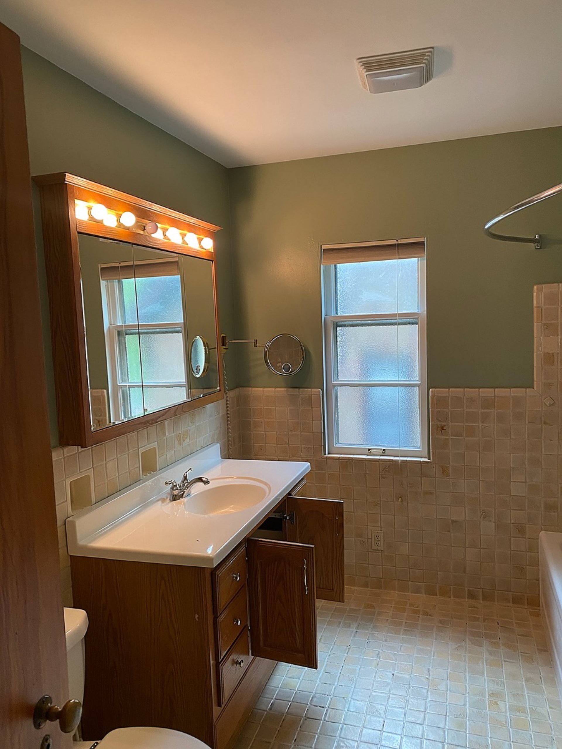 Shorewood Bathroom Before (1)_rszd