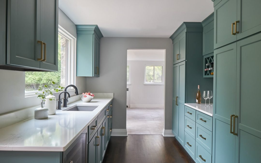 Custom vs. Prefab Kitchen Cabinets: Which is better?